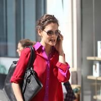 Katie Holmes chats on her cellphone whilst walking | Picture 73275